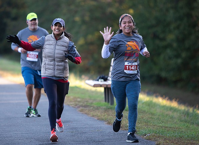 Laura Kowalski with award winners – daughter Hayley, dad Mike Scheurer, and mom Dana Scheurer – at Sunday’s inaugural Friends of Reston 5K.