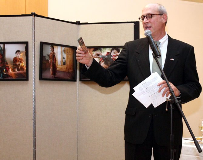 Rabbi Stuart Weinblatt, welcomes those attending the reception. 