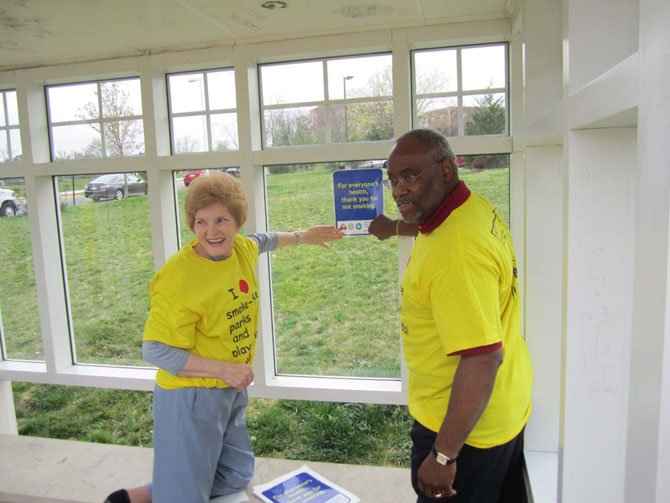 Councilwoman Del Pepper and Mayor Bill Euille place the first “Thank you for not smoking” sign on a City bus shelter.