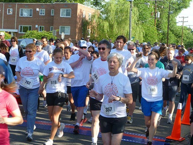 The Kelley Cares 5k starts with its largest number of participants ever.