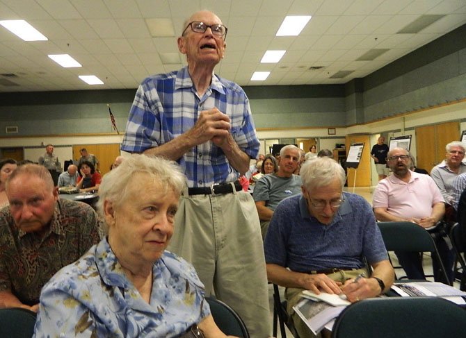 A resident raises a concern over the park service’s new alternative plans for Fort Hunt Park. 