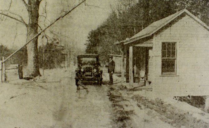 Daniel Cornwell's 1910 Stanley Steamer—one of the first three cars in Great Falls—at the Georgetown Pike Toll House.