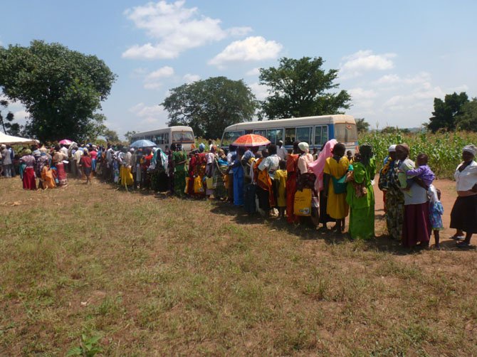 The line for one of Dr. Stroop’s clinics, held under a tree. 