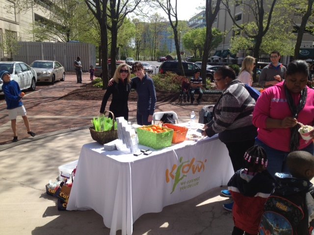 Linda Nimmo and Jamie Finch of KidWX gave away fresh fruit when they recently sponsored a table at the Northern Virginia Kidney Walk at the Reston Town Center.