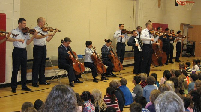 On Nov. 19, the Air Force Strolling Strings performed at Vienna Elementary for students. 