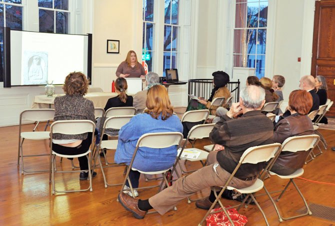 The audience listens to the lecture on “Faceless Women of the Classical World.”