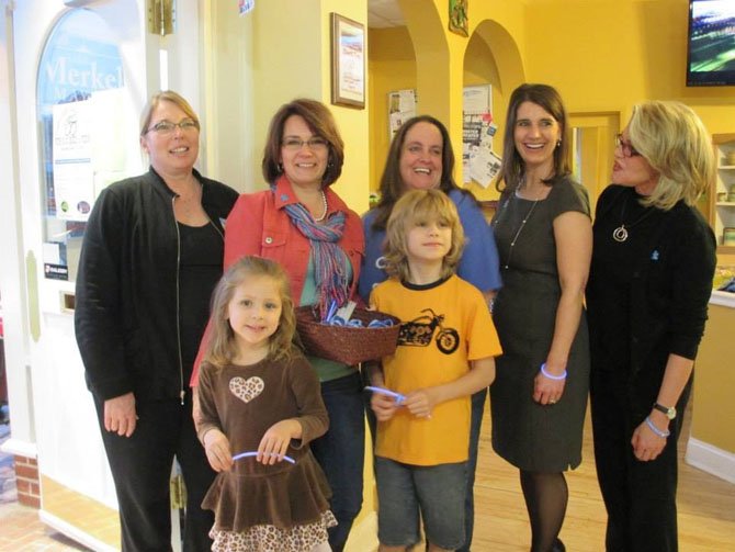 Lynn Miller, Mayor Lisa Merkel, Beth Meyer (owner of Green Lizard), Councilmember Melissa Jonas, and Glen Finland. Children are Lila and Zachary Merkel.