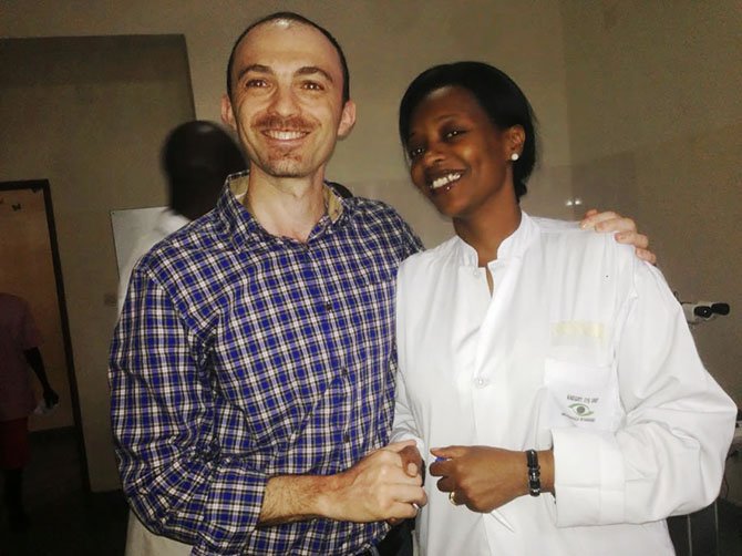 Vienna ophthalmologist Dr. Alex Melamud with a colleague in Rwanda during the mission.
