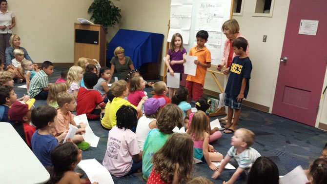 Sally Chadbourn, Hollin Meadows reading teacher,
leads the sharing portion of the Monday, Aug. 4 session.
