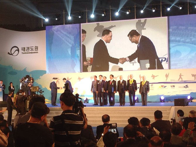 Grandmaster Lee was the first distinguished recipient to receive the Korean President’s Commendation at the opening ceremony of The World TaeKwonDo Won in Muju, Republic of S. Korea.
