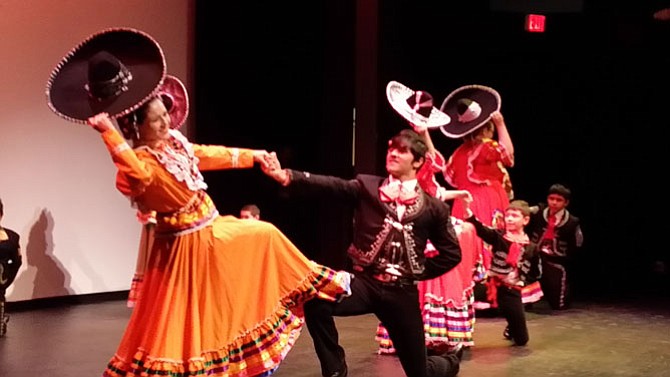 Los Quetzales dancers showcase the traditional dance of the state of Jalisco, widely known worldwide as the “Mexican hat dance.” The original name is “jarabe tapatio,” meaning melodies of the Jalisco people.