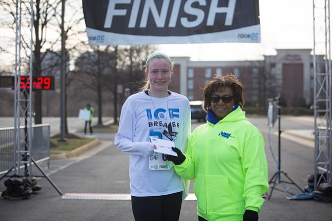 Herndon Branch Manager Cheryl Shackleford (right) presents a $100 gift card from Northwest Federal to Allison Boone.
