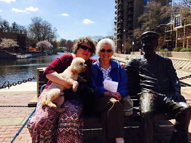 Eva Desrosiers had the best seat in the house in front of Lake Anne next to Bob Simon, the bronze version, with her daughter Michelle and granddog Rusty.
