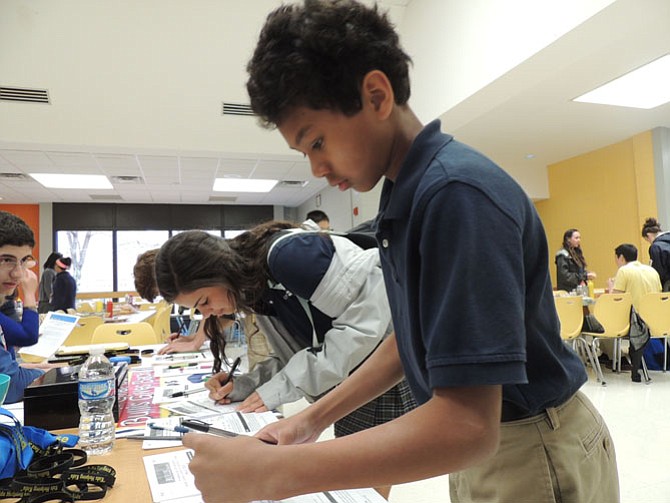 Bullis students sign up for “Bullis Gives Back.”