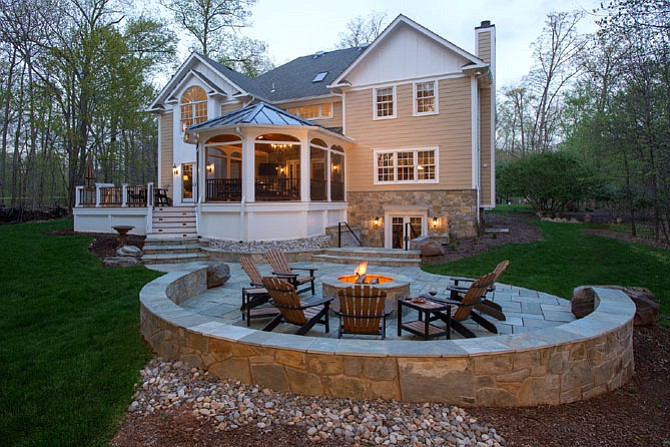 On annual vacations to Deep Creek Lake, Md., Jeff and Sharon Roman discovered how much they enjoy sitting by an open fire. Situated on two rolling acres and surrounded by woodland, the home’s setting provides a perfect backdrop for an extensive indoor-outdoor solution.
