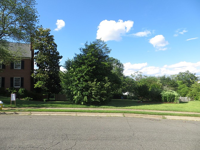 Lot 626, flanked by 811 Vassar Road on the left and 809 Vassar Road on the right.
