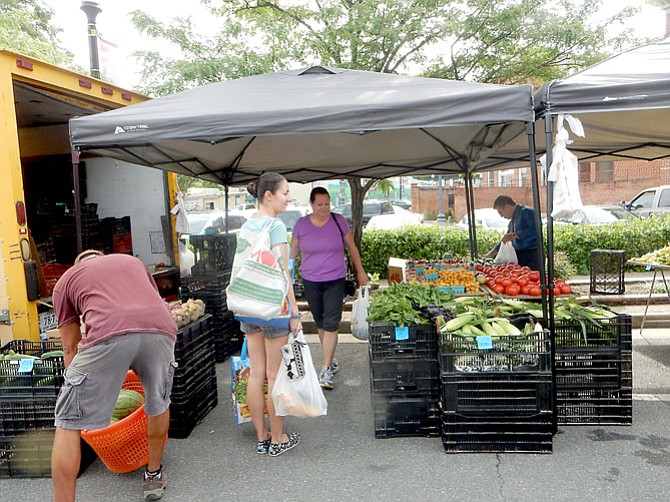 Herndon consumers buying fresh vegetables at the local farmers market.
