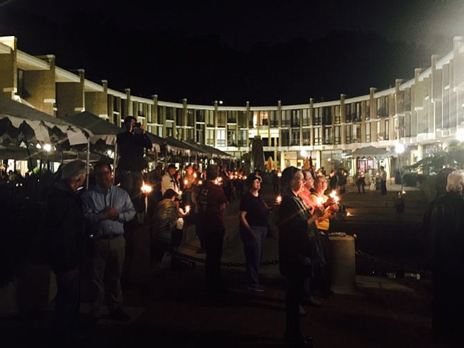 Hundreds of candles shone in memory of Robert Simon last Friday, Sept. 25 at Lake Anne.