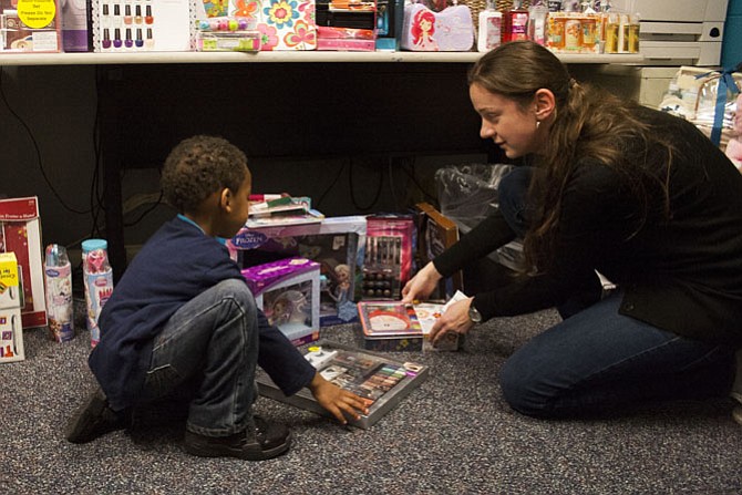 Bank of America and Metaphase volunteers help youth “shop” for presents for their siblings during FACETS’ Holiday Sibling Shops held at four Fairfax public and affordable housing communities.
