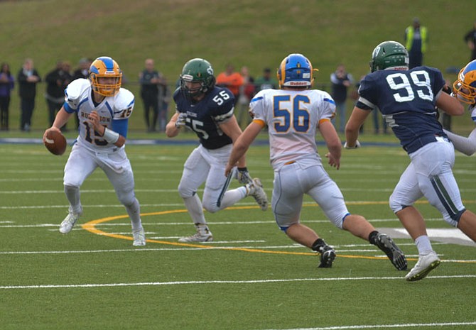 Junior quarterback Alex Miller (15) and the Robinson football team reached the 2015 region semifinals.