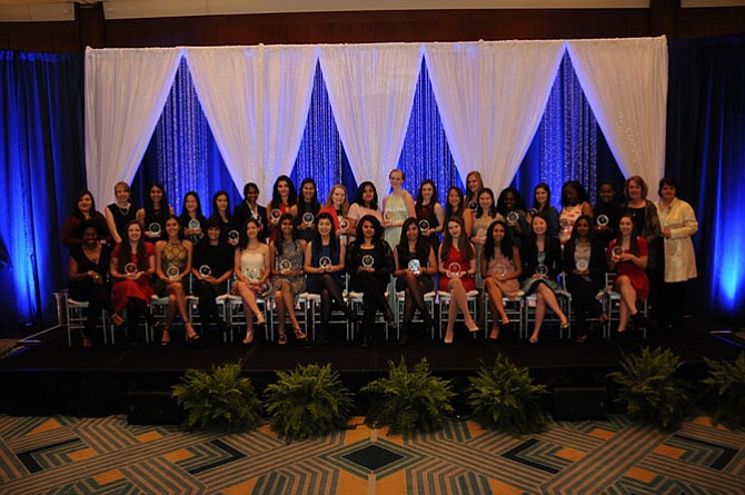 The award recipients pose for a joint photo. 
