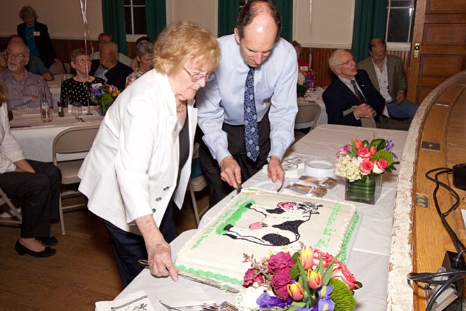 Betty Nalls Swartz cuts the cake with Mike Kearney's help.
