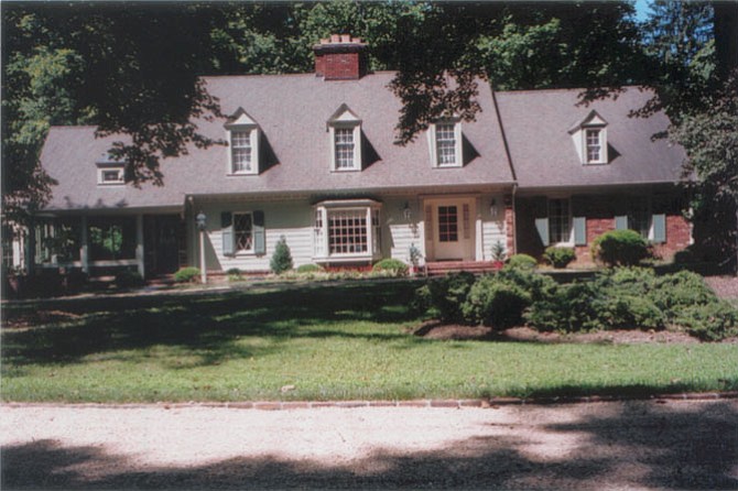 The Williamsburg Cape Cod Cottage Dick Fitzgerald built features a “pea gravel,” circular driveway. “It is used at George Washington’s ‘Mt. Vernon’ and throughout Williamsburg,” he said. Advice to the unaware, don’t try walking in high heels on “pea gravel.”
