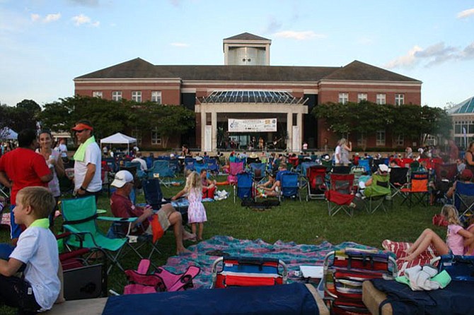 The crowd starts to fill in at Herndon's Friday Night Live.
