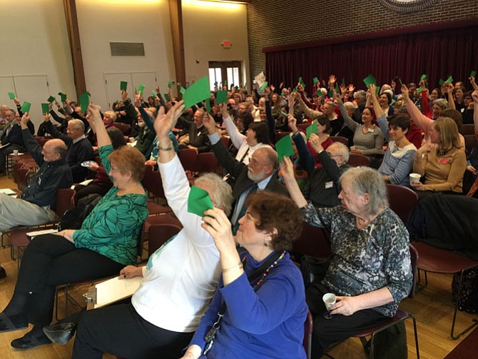 Mt Vernon Unitarian Church members voted unanimously with green cards Sunday to adopt a “Declaration of Conscience” to “oppose any and all unjust government actions to deport, register, discriminate, or despoil.”