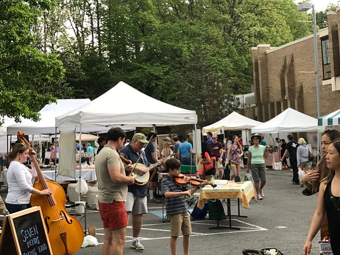 Fairfax County Park Authority produces the Reston Farmers Market. Not only is there a wide selection of produce and other items, but it’s where friends meet up, Fairfax Master Gardeners offers free advice and people can enjoy a bit of musical entertainment. The market welcomes SNAP, the Supplemental Nutrition Assistance Program that assists low-income shoppers, enabling them to add fresh foods to their meals.