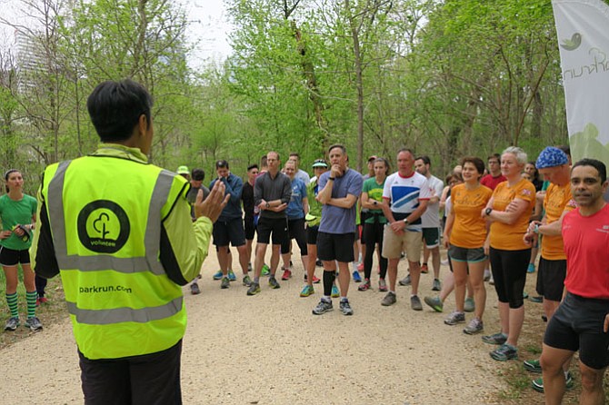 Each parkrun event begins with a short motivational speech by the volunteer run director, as well as a show of hands and applause for first-time participants and visitors from abroad. 