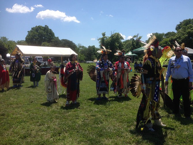 In the dance circle, Native Americans took part.