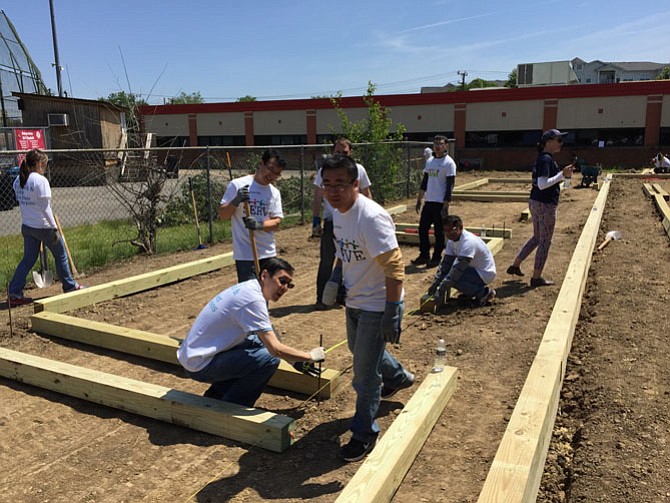 Fannie Mae employees helped build gardens and an outdoor “classroom,” revitalizing the community garden and inner courtyard habitat at Cora Kelly School for Math, Science and Technology.
