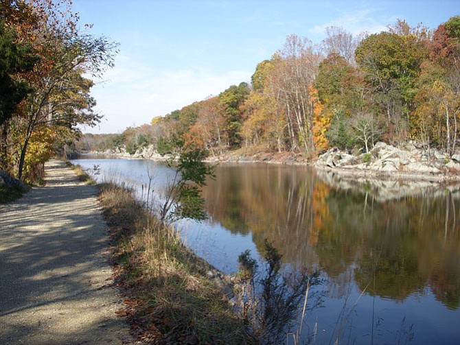 The canal and towpath near widewater in autumn.