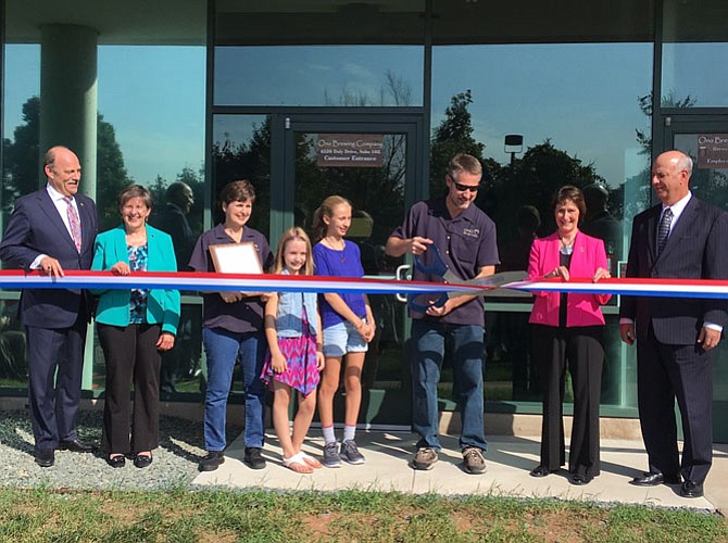 Participating in Ono Brewing Co.’s ribbon-cutting are (from left) Barry Biggar; Kathy Smith; Cyndi, Alani, Halia and Scott Hoffman; Sharon Bulova and Jerry Gordon.
