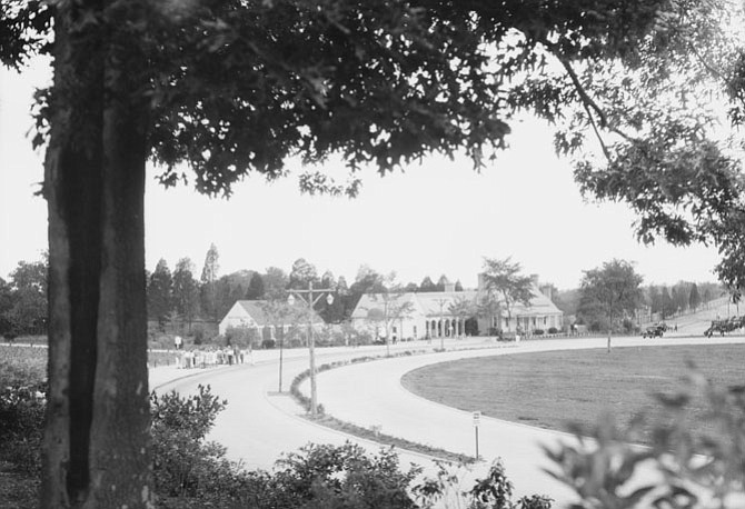 The Mount Vernon traffic circle in a far less busy time in 1932, the year the Parkway opened. 