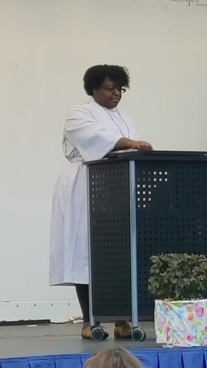 The Rotary Club of Mount Vernon held its 37th Easter Sunrise Service at Historic Mount Vernon on Sunday, April 1. Ahnna Lise Stevens-Jennings, director of Youth Ministries at Aldersgate United Methodist Church, officiated.