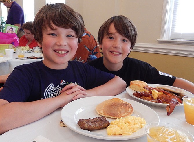 (From left) Brothers Lane and Jackson Halpern are ready to eat their pancakes, sausage, bacon and biscuits at last year’s event.