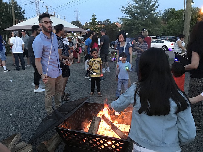 Families enjoyed making free S’Mores over the fire pit at Arts Herndon’s 2018 Light Festival powered by EOTH @ eotherize.