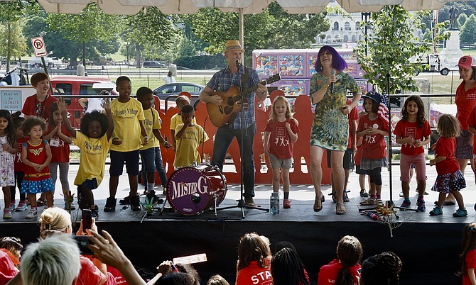 Mister G performed at the “Play-In for Climate Change!” to engage children in interactive bilingual learning about environmental protection and climate change through music and dance. www.MisterGsongs.com