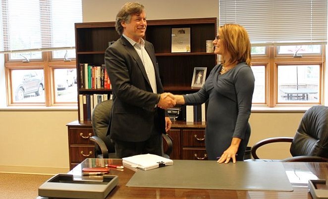 In the fall of 2017, Larry Bergner, Comstock Senior Vice President of Development shakes the hand of Town of Herndon Mayor Lisa C. Merkel.   Comstock Venture LC and the Town of Herndon moved forward with a signed Comprehensive Agreement, which defined responsibilities of both parties in the redevelopment of 4.675 acres of town-owned land in Herndon’s downtown into a mixed-use project.