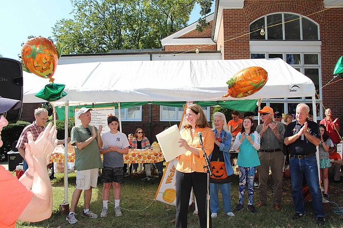 Mayor Allison Silberberg speaks to volunteers.