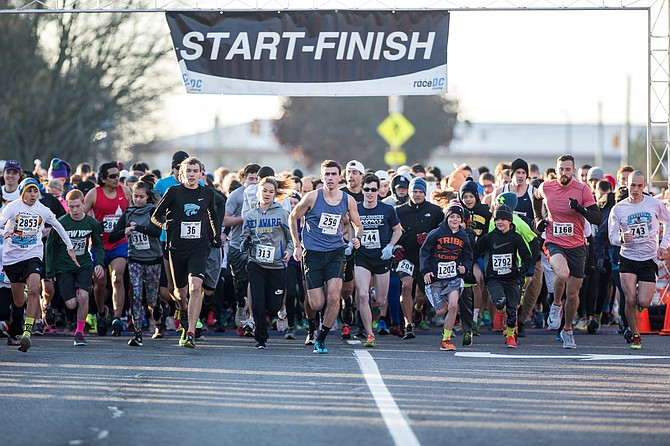 The starting line of the Virginia Run Turkey Trot in 2015.