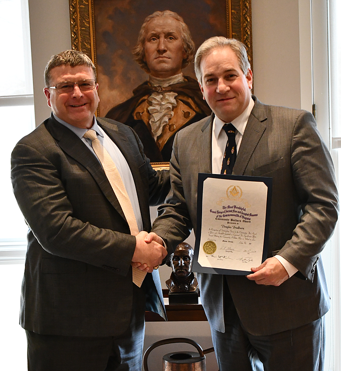 Al Glaeser (left), Worshipful Master of Mount Vernon Masonic Lodge No. 219, awarded Dr. Douglas Bradburn, president and CEO of Mount Vernon, with the Masonic Community Builders Award.