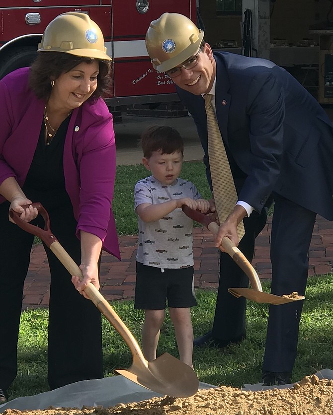 Councilwoman Amy Jackson and Mayor Justin Wilson are assisted by James Fitzgerald, son  of a North Ridge Citizens’ Association board member.