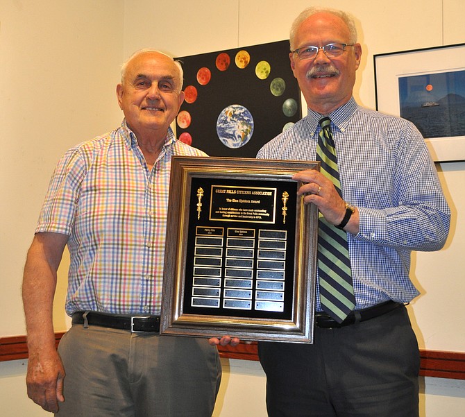 GFCA President Bill Canis presents the President’s Award to Glen Sjoblom.