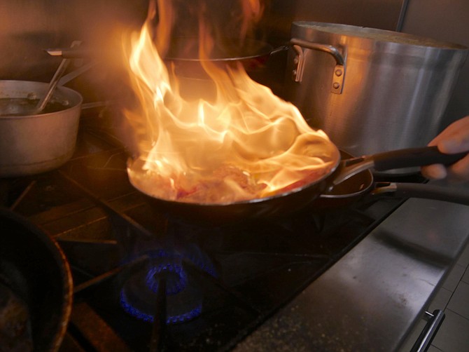 Caramelizing peppers for Züricher Geschnetzeltes.