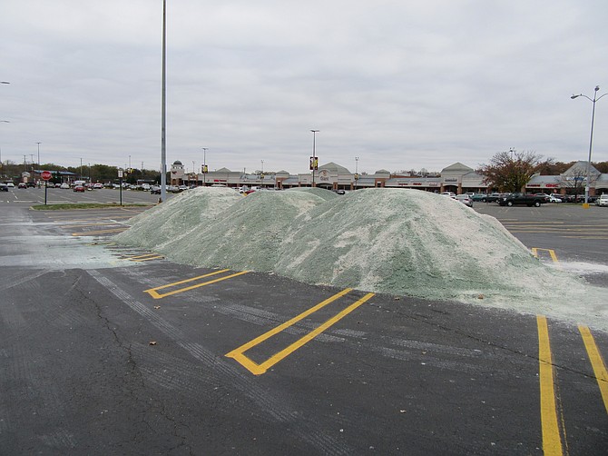 Uncovered salt piles at the Springfield Plaza Shopping Center, November 2018.