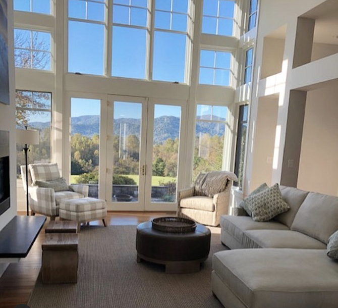 Floor-to-ceiling windows offer views of the spectacular scenery.