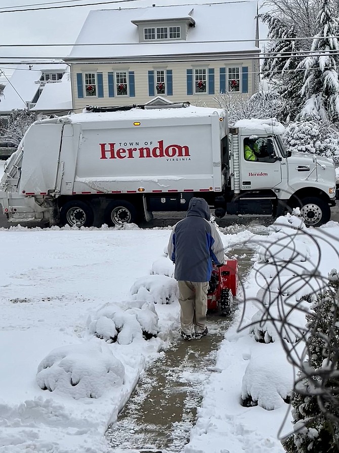 Duty calls and the first snow of 2022 on Monday, Jan. 3, doesn’t stop the Town of Herndon’s Department of Public Works and the United States Postal Service.